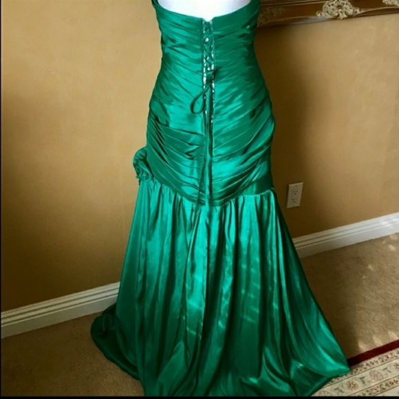 Green mermaid custom ruched gown fits 4/6/8 - Picture 2 of 3